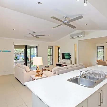 6 Orania Court Rainbow Shores Rainbow Beach Exterior photo